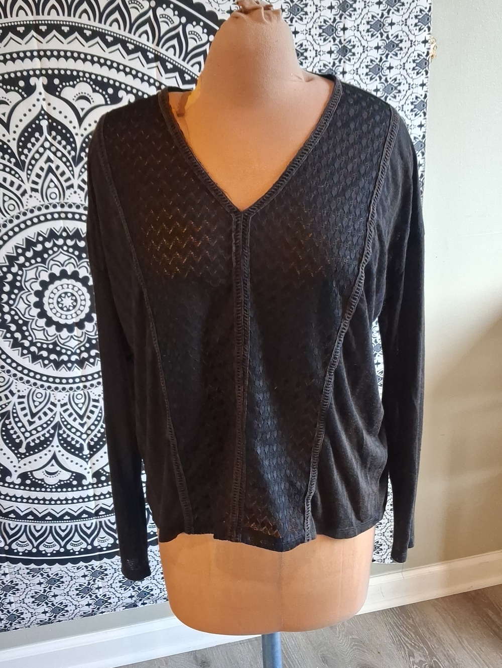gimmicks by BKE Black V-Neck Long Sleeve Knit Top